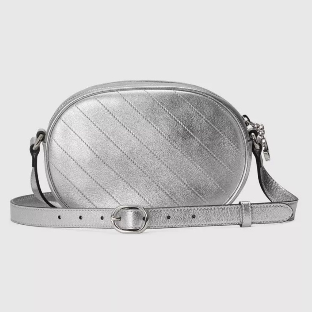 Gucci Silver Crossbody Bag with Textured Leather and Embossed Logo - Picture 3 of 9
